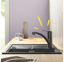 Keukenspoelbak met kraan in een moderne keuken