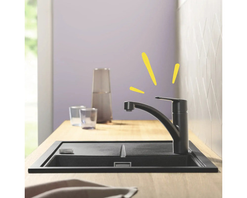 Keukenspoelbak met kraan in een moderne keuken