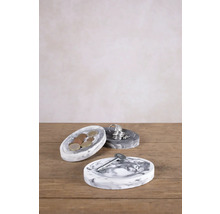 Decoratieve betonnen schalen voor sieraden en kleingeld op een houten tafel.