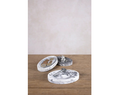 Decoratieve betonnen schalen voor sieraden en kleingeld op een houten tafel.