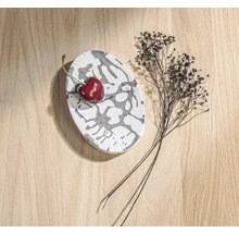 Decoratieve ovale schaal met patroon, kers en droogbloemen op houten tafel