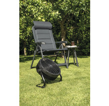 Scene met tuinstoel, tafel en ventilator op gazon in de tuin.