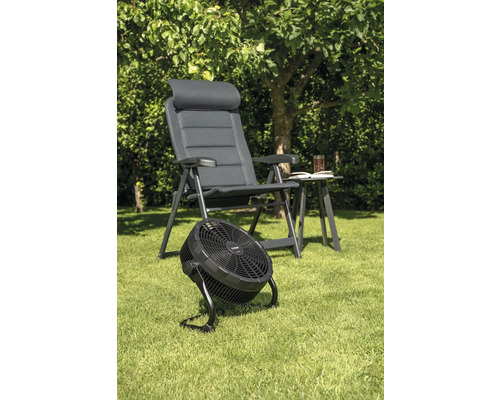 Scene met tuinstoel, tafel en ventilator op gazon in de tuin.