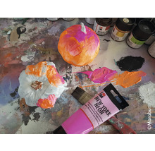 Twee decoratieve pompoenen met verf, kwast en tubes verf