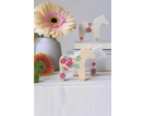 Decoratieve houten paarden met bloemmotief naast boeket