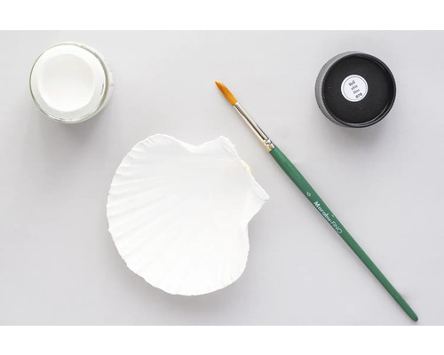 Verfpot, penseel en beschilderde schelp