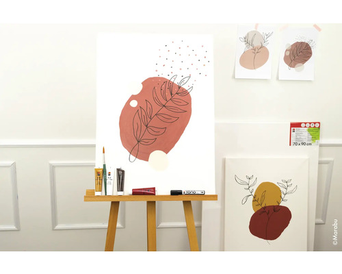 Canvas met schildersbenodigdheden en abstract schilderij op een schildersezel