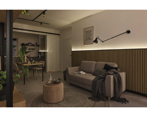Woonkamer met bank, houten wandpanelen, lamp en eettafel