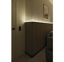 Woonkamer met wandpanelen en indirecte verlichting
