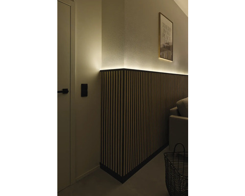 Woonkamer met wandpanelen en indirecte verlichting