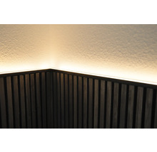 Close-up van een wandbekleding met LED-verlichting in een kamer.