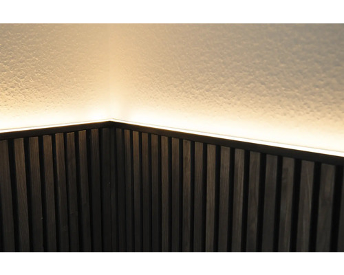 Close-up van een wandbekleding met LED-verlichting in een kamer.