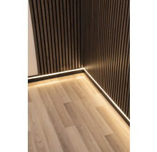 Kamerhoek met houten lambrisering, plint met ledstrip en laminaatvloer