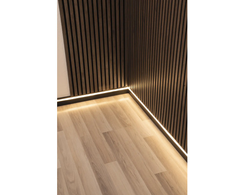 Kamerhoek met houten lambrisering, plint met ledstrip en laminaatvloer