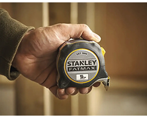Stanley Fatmax rolmaat in de hand gehouden