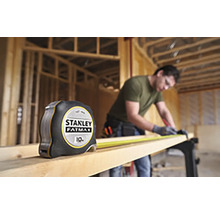 Stanley Fatmax rolmaat naast vakman die hout bewerkt