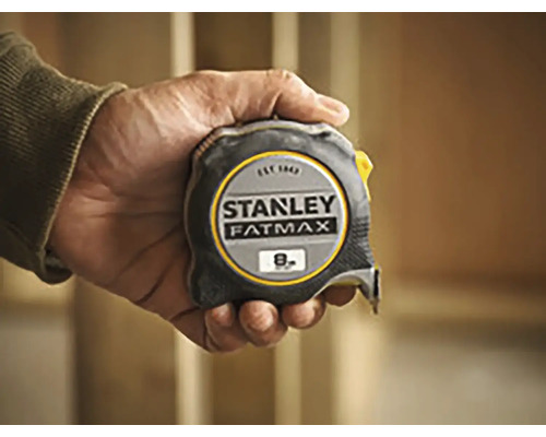Hand houdt een Stanley Fatmax rolmaat vast met een lengte van acht meter