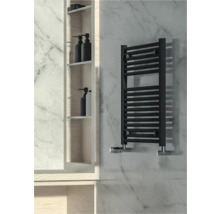 Badkamer met handdoekradiator en schappen.