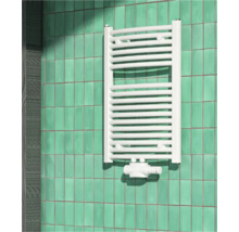 Witte handdoekradiator is aan de muur gemonteerd.