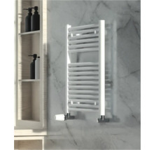 Badkamerscène met een witte handdoekradiator aan een marmeren muur