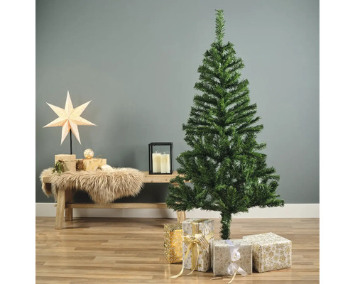 Decoratieve opstelling met kunstkerstboom en cadeaus