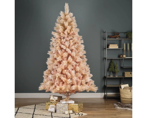 Gedecoreerde, kunstmatige kerstboom met geschenken in de woonkamer