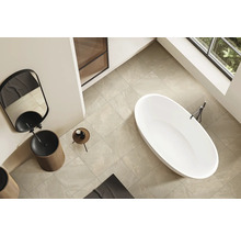 Moderne badkamer met vrijstaand bad, wastafel en spiegel