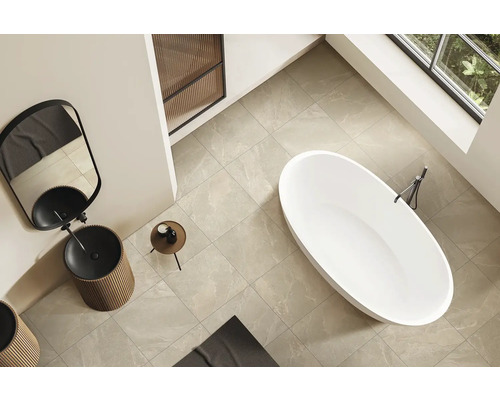 Moderne badkamer met vrijstaand bad, wastafel en spiegel