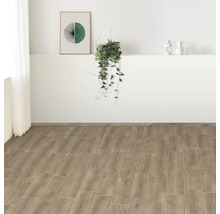 Lichte kamer met houten vloertegels en decoratie