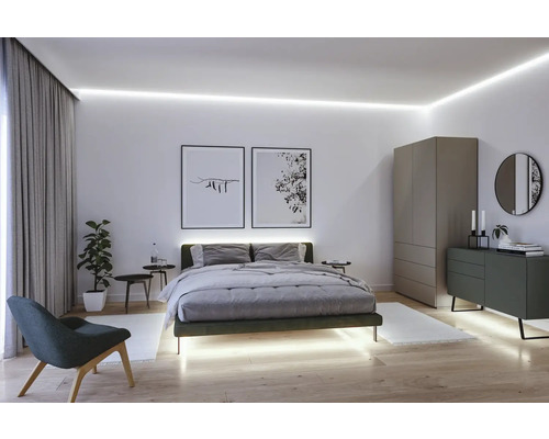 Lichte slaapkamer met bed, nachtkastjes, ladekast, kledingkast en indirecte verlichting