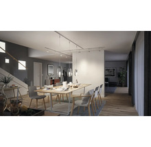 Eetkamer met eettafel, stoelen en verlichtingssysteem