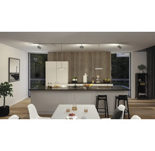 Moderne keuken met kookeiland, eettafel en railsysteem met spots