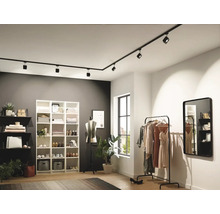 Inloopkast met planken, kledingrek, spiegel en railsysteem met spots