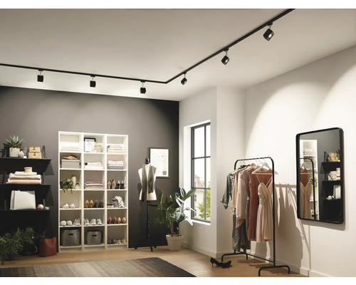 Kledingkamer met rekken, kledingrek, spiegel en zwart railsysteem met spots