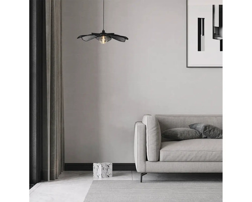 Interieurfoto van een woonkamer met een decoratieve bloemvormige hanglamp boven een bank.