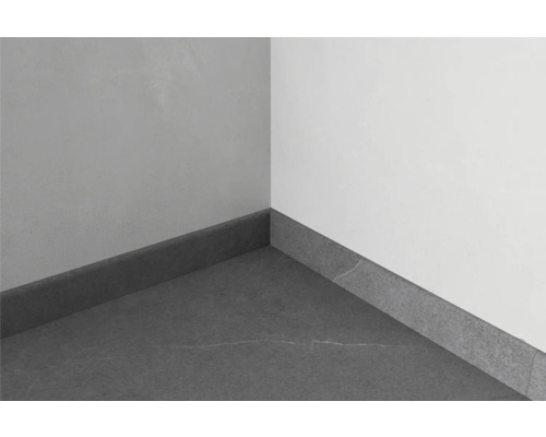 Hoek van een ruimte met vloertegels en plinten