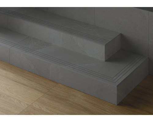 Trap met twee treden, betegeld en voorzien van trapkantprofielen.