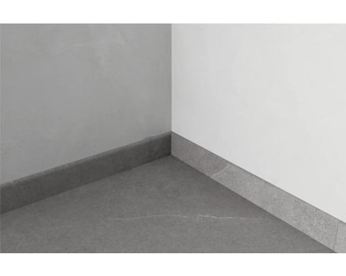 Hoek met plinten en vloertegels