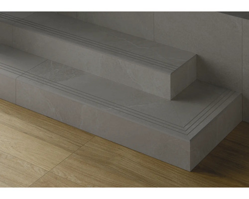 Tweestaps trap met tegelbekleding en geïntegreerde antislipstrips