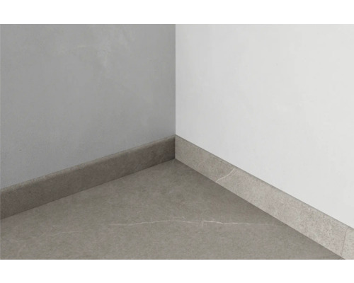 Keramische plint in de hoek van een kamer