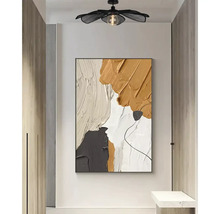 Plafondlamp met abstract schilderij in de hal