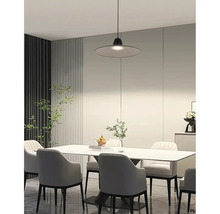 Eettafel met hanglamp in moderne eetkamer.