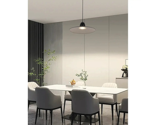 Eettafel met hanglamp in moderne eetkamer.