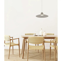 Eetkamer met houten tafel, rotan stoelen en hanglamp