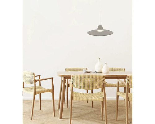 Eetkamer met houten tafel, rotan stoelen en hanglamp