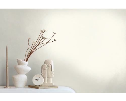 Decoratief stilleven met vaas, sierplant, kaars, sculptuur en klok