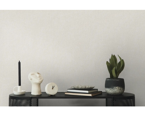 Woonkamerdecoratie op een plank met kaarsen, beeld, klok, boeken, schaal en potplant voor een effen muur