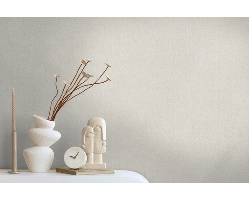 Lichtkleurig vliesbehang in de woonkamer met decoratie