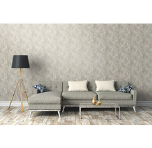 Woonkamer met grijze bank, staande lamp en behang met patroon
