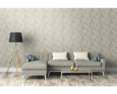 Woonkamer met grijze bank, staande lamp en behang met patroon